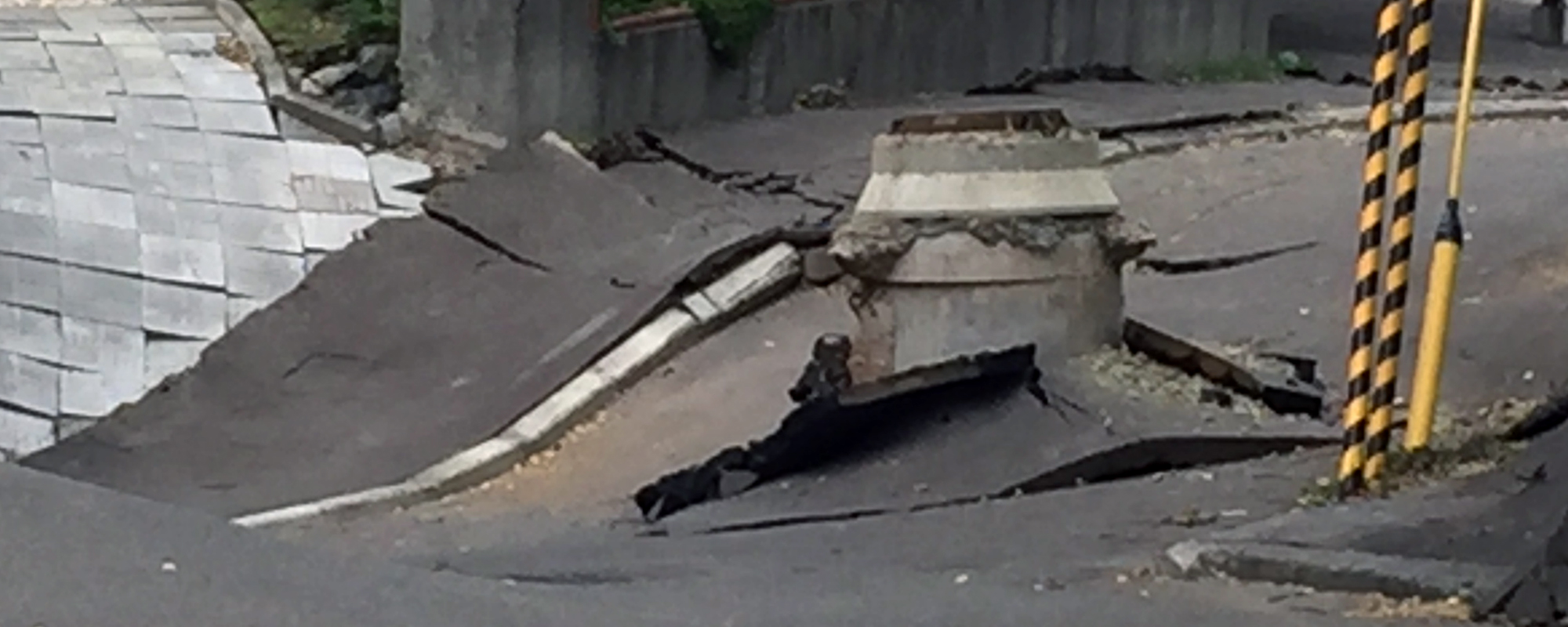 道路から浮き上がったマンホール